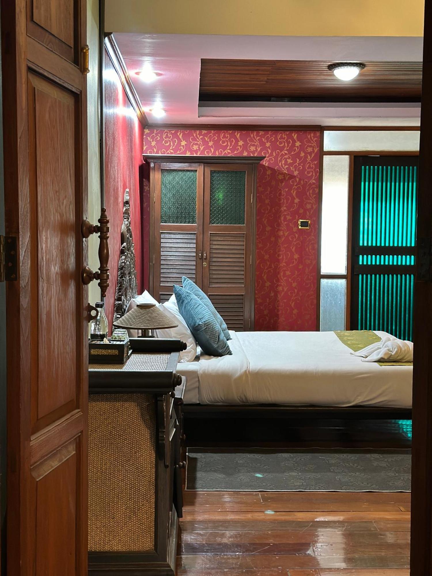 Tony'S Place Ayutthaya Bagian luar foto